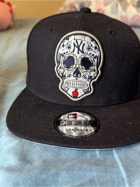 New Era Black Snapback with Sugar Skull New York yankee  Patch and Red Accent